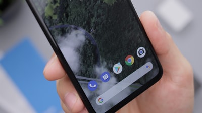 黑色的android智能手机显示图标
